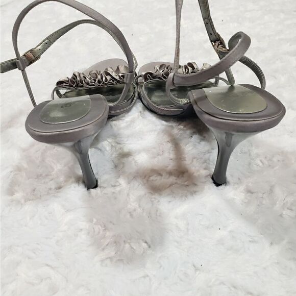Enzo Angiolini size 7.5 Eanixie Silver Grey Ruffle Strap Pumps - Picture 3 of 9